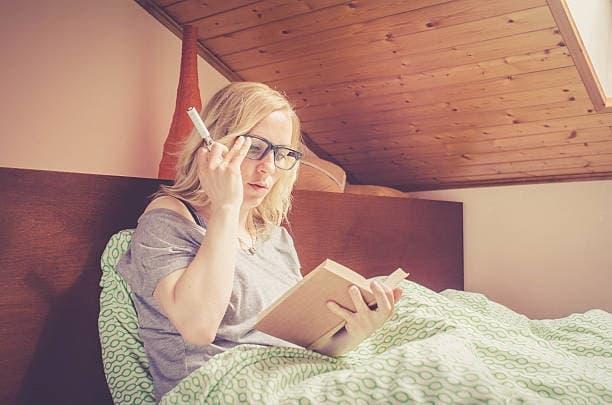 e sigara boğaz yanması neden olur ve evde uygulayabileceğiniz etkili rahatlama yöntemleri